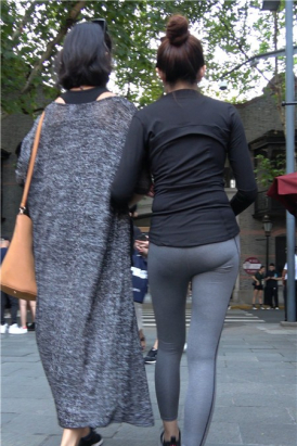 4k-灰色弹力裤运动鞋街拍美女 [1.92 GB]