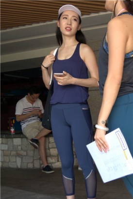 4K - 练习瑜伽的高颜值瑜伽紧身裤女孩！[2.51 GB]