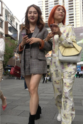 4K - 身材性感的街拍美腿美女陪姐妹逛街 [1.65 GB/MP4]