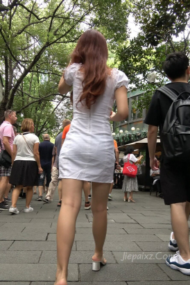 4K - 街拍白短裙凉高美女姐姐 [2.52 GB/MP4]