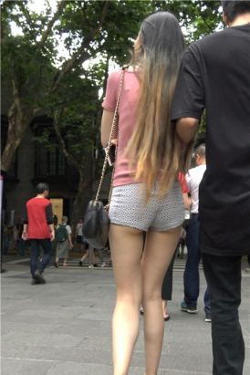 4K 街拍粉色T恤热裤性感美腿美女 [1.01 GB]