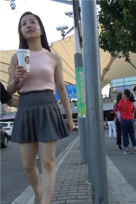 4K - 喝着星巴克的街拍短裙美腿小资女 [1.17 GB]