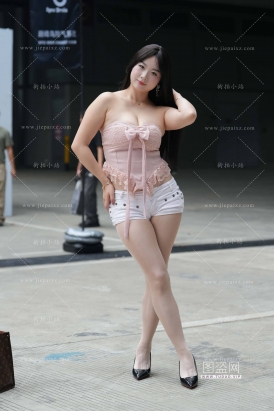 极品微胖身材，粉衣热裤丝腿媛媛