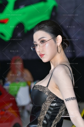 性感吊带皮裙美腿美足 小露娜