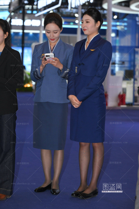 SH25-178-55√这是山航空姐吧？俩闺蜜