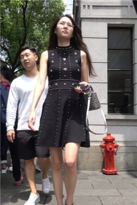 4K-黑色连衣裙极品气质性感街拍大美女 [606 MB]