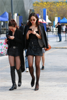 编码2178黑丝美腿美胸小姐姐