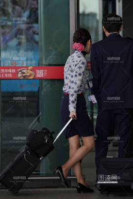 25最新空姐街拍-上班的东航空姐漂亮的小腿曲线和性感丝袜