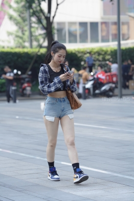 爱笑的热裤女孩 ~ 图片+V