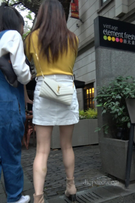 4K - 街拍白短裙知性姐姐 [665 MB/MP4]