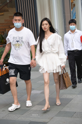 偶遇别人家的漂亮女朋友