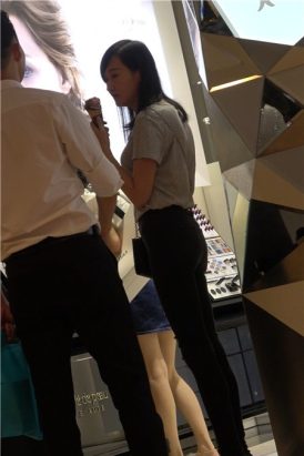 4K - 跟姐妹逛商场的超紧身裤街拍圆臀美女 [1.36 GB]