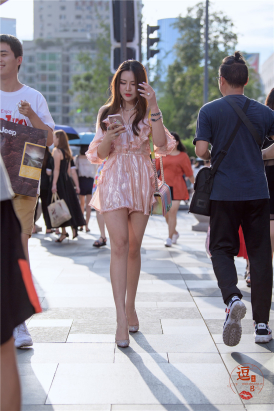 编码2528短裤美腿高跟御姐