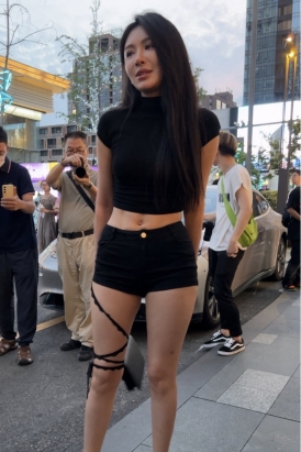 超清4K街拍大长腿美女2分01秒 [654 MB/MOV]