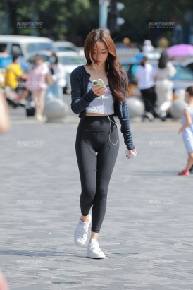 黑色瑜伽裤小妹