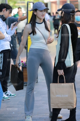 【玻璃街拍】灰色紧身裤小妹