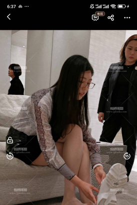 4K视频高档鞋店罕见轻熟小姐姐超薄肉si试鞋最后绝了