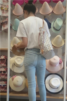 4k-买帽子的蓝牛美女，翘起臀部很诱人 [280 MB]