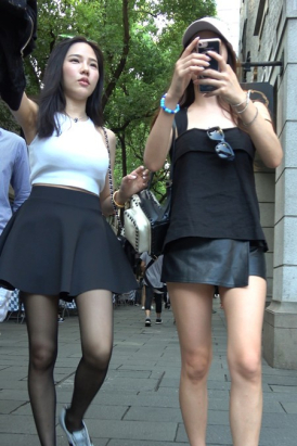 4k-白T恤短裙黑丝袜丰满街拍美女 [1.12 GB]