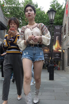 4K - 极品大长腿热裤短发美女 [1.44 GB/MP4]