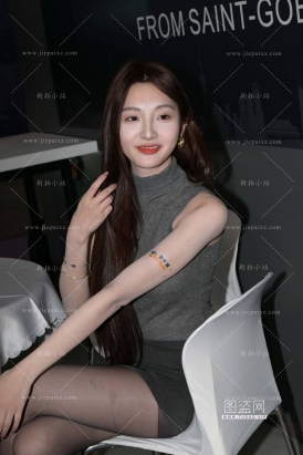黑丝美腿美足小雨滴