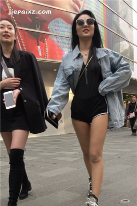 街拍气质美腿美女姐妹花 [1.33 GB/MP4]