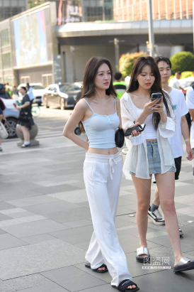 街拍白长裤吊带衫小姐姐