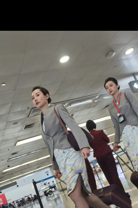 原创4K视频偶遇海航国际乘务组灰丝高跟空姐气质在线