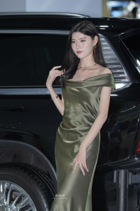 长裙美女模特姐妹