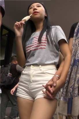 街拍吃着雪糕的T恤衫热裤女孩 [798 MB]