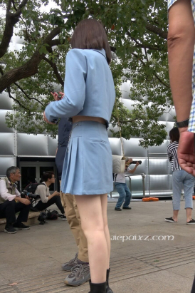 4K - 街拍蓝色小短裙街拍皮靴美眉 [515 MB/MP4]