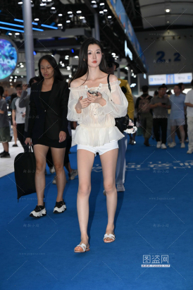 白热裤长腿美眉