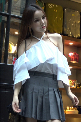 4k-街拍网红气质美女玩自拍 [897 MB]