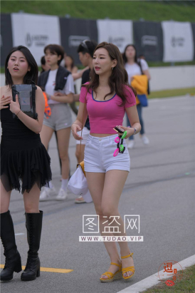 编码0316白色热裤美腿翘臀