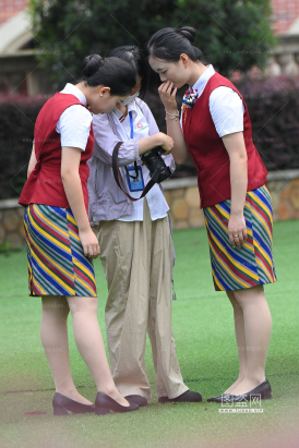 SH25-48-75√天府航空-她们在拍照