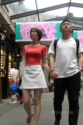 4K - 街拍干练的短发美女 [882 MB/MP4]