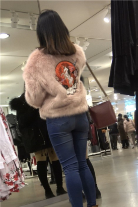 4K - 逛商场偶遇两位极品街拍紧身牛仔裤小姐姐 [997 MB]