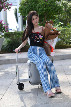 格子蓝色长裤网红小姐姐--任绵绵