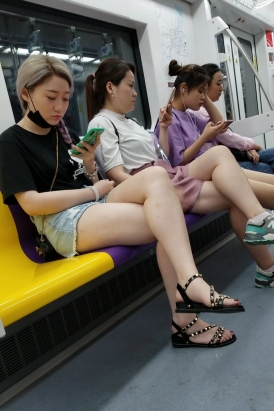 4K - 街拍白皙美腿姑娘 [817 MB/MP4]