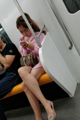 4K - 地铁上令人心动的粉色衬衫女孩 [961 MB/MP4]