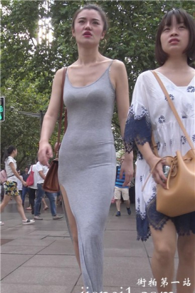 4k-跟闺蜜逛街的纯棉贴身长裙高挑大美女 [1.70 GB]