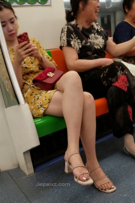 4K - 好甜美的小姐姐依靠在车厢里玩手机 [816 MB/MP4]