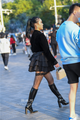 编码1983黑丝长靴