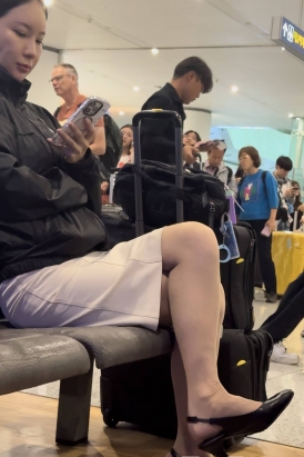 大韩空姐美腿质感肉丝配一字带高跟鞋机场坐姿