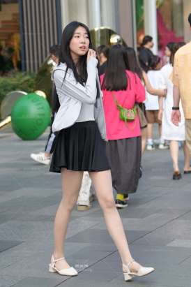 23527-19=54√街拍肉色丝袜，长腿清新女生