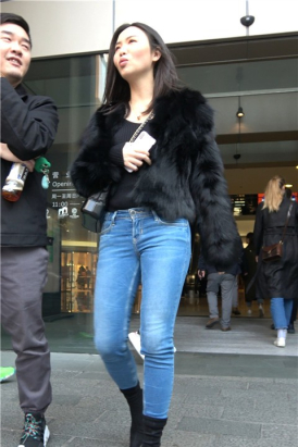 4K 街拍牛仔裤高挑性感御姐范美女 [1.22 GB]