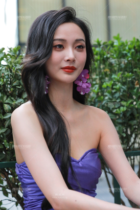 紫裙长腿高跟美女