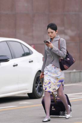 25最新空姐街拍早晨上班的海航空姐冬天长筒袜没统一紫灰色