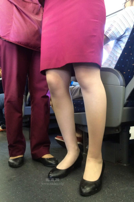 高铁动车上拍到的美女乘务员