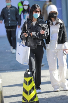 黑色紧身瑜伽裤美眉